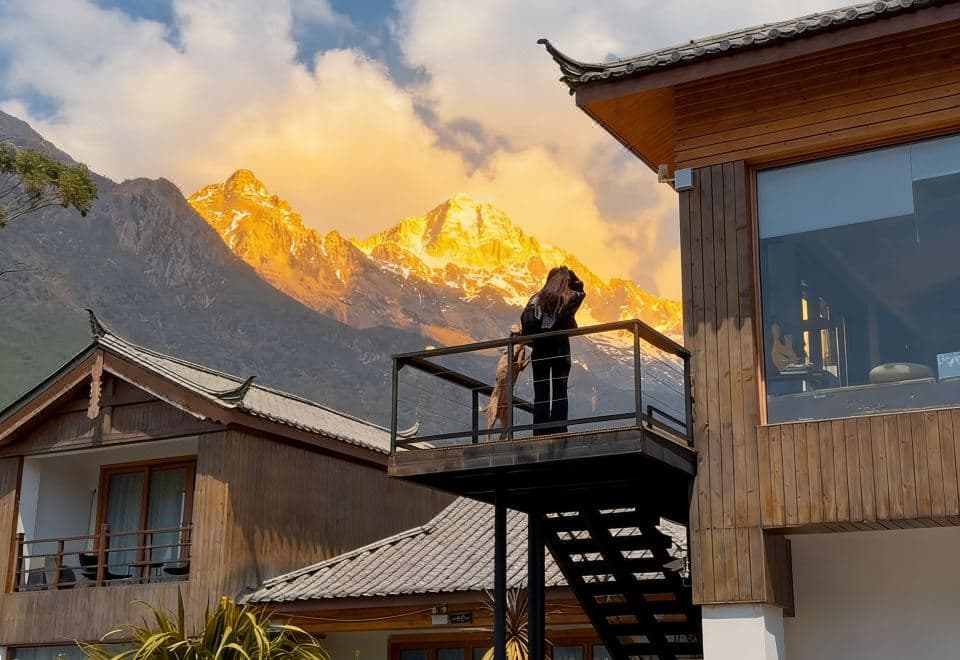 Aromatic Hotel with Snow Mountain View